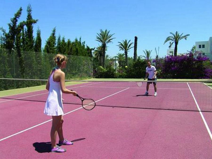 丙烯酸球場開裂的原因是什么？