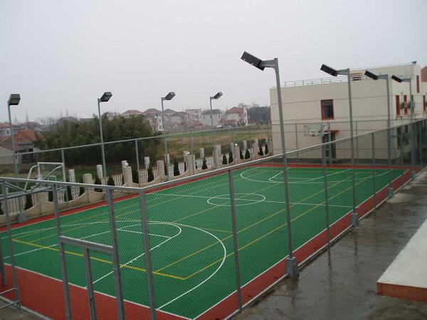 塑膠球場(chǎng)與橡膠跑道的區(qū)分